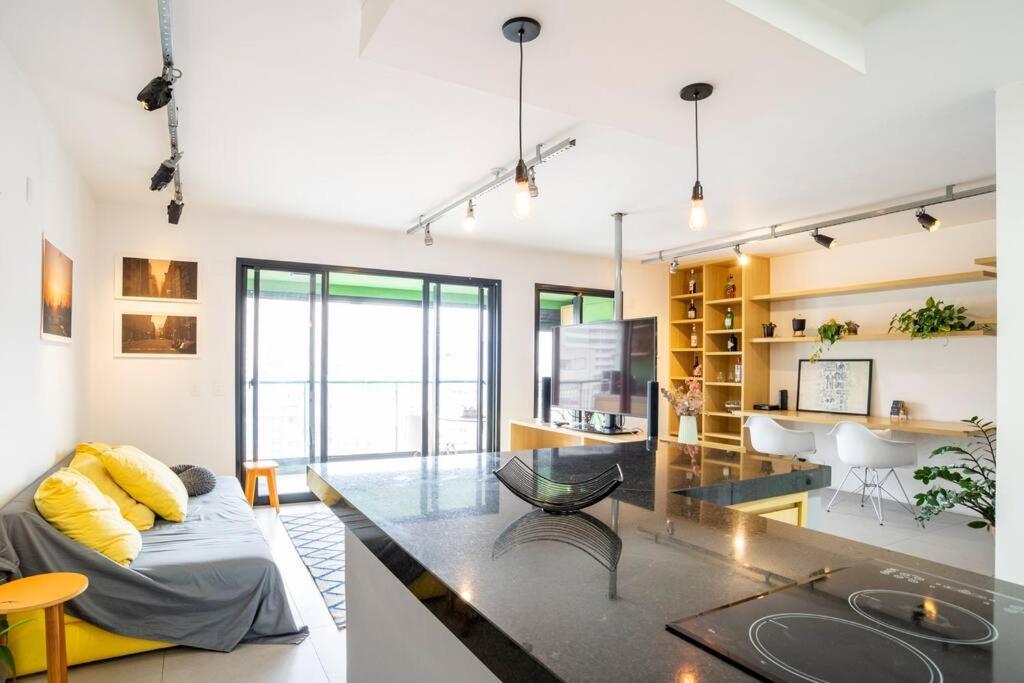 Large 1 Bedroom 2 Balconies And A Work Space Apartment *