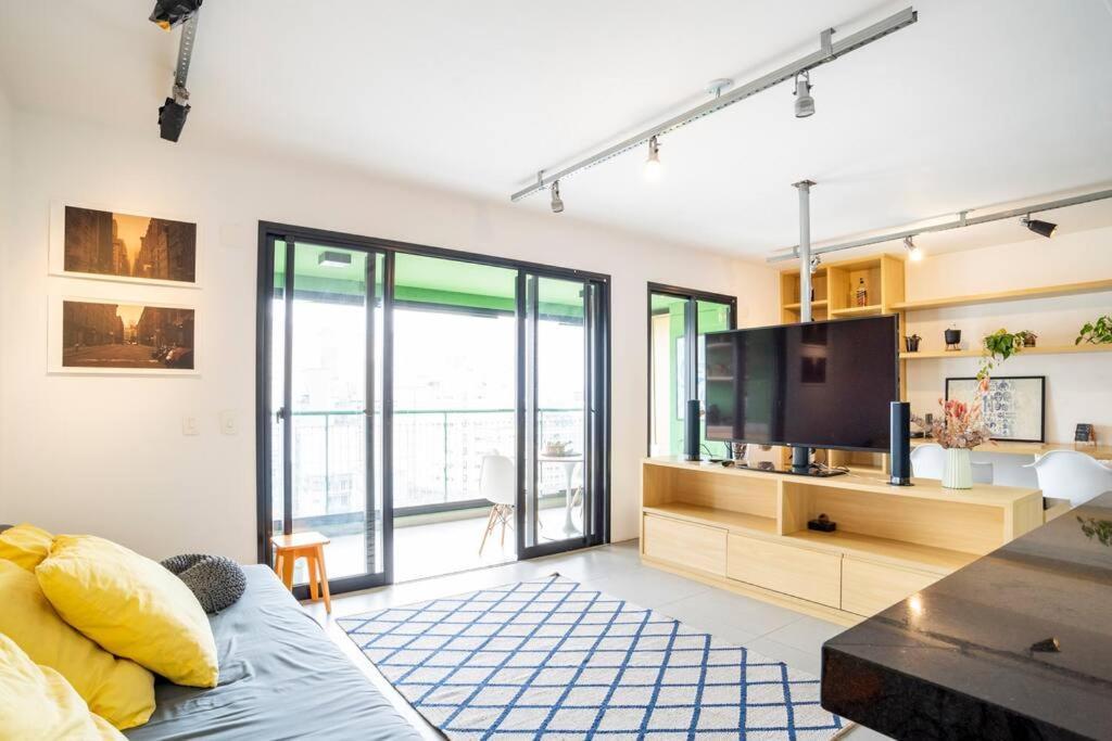 Large 1 Bedroom 2 Balconies And A Work Space Apartamento *